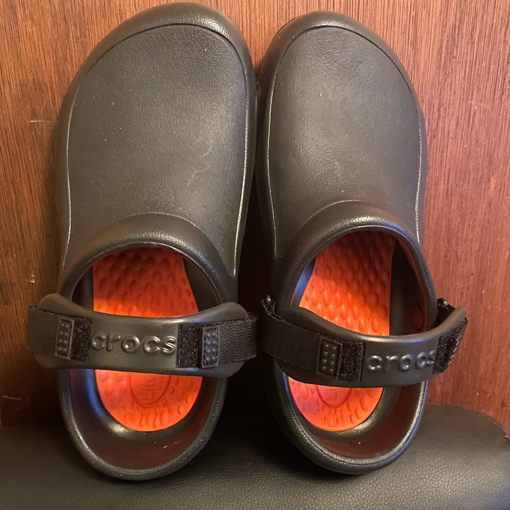 Crocs Bristo Pro LiteRide Clog. It is a women size 9 . Men size 7